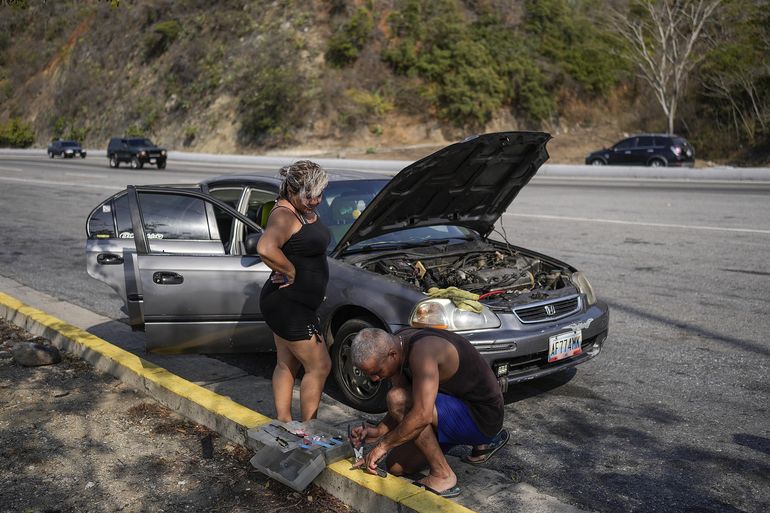 Prevalecen autos viejos en Venezuela; se averían por doquier