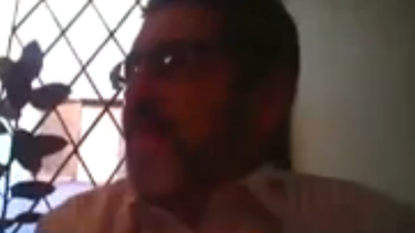 americateve | Un diplomático cubano en chile ha sido grabado con una cámara oculta en el momento en que realizaba lo que todo indica una labor de espionaje en ese país.