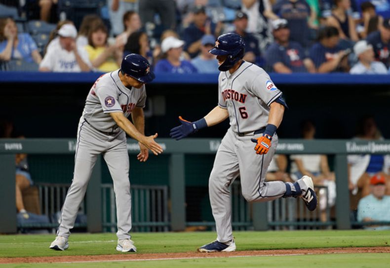Jake Meyers (6), de los Astros de Houston, es felicitado por el coach de tercera base Tony Perezchica, después de batear un cuadrangular durante la séptima entrada del juego de béisbol de Grandes Ligas contra los Reales de Kansas City, el sábado 13 de junio de 2026, en Kansas City, Missouri. (AP Foto/Colin E. Braley)