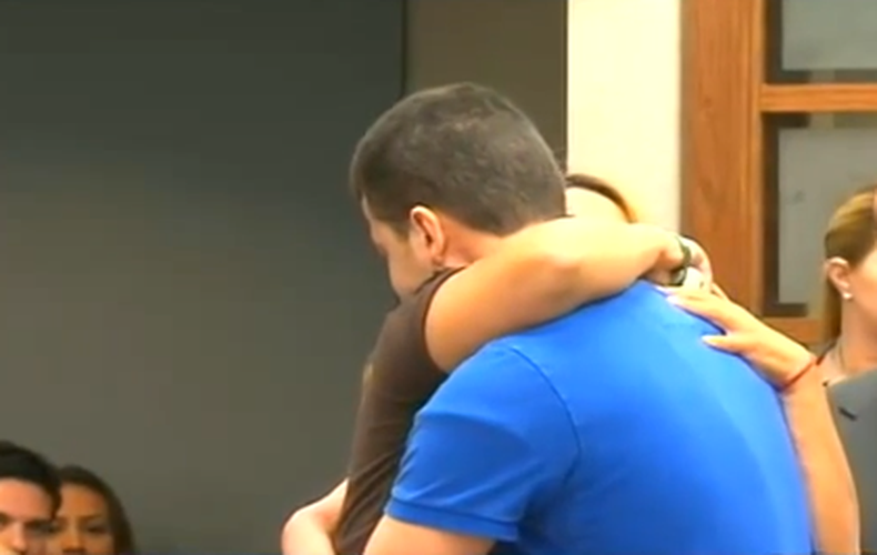 En 2012, el adolescente disparó accidentalmente contra una compañera de 13 años en el autobús escolar. Tras pedir disculpas, la Corte de Miami-Dade le dio al joven una segunda oportunidad