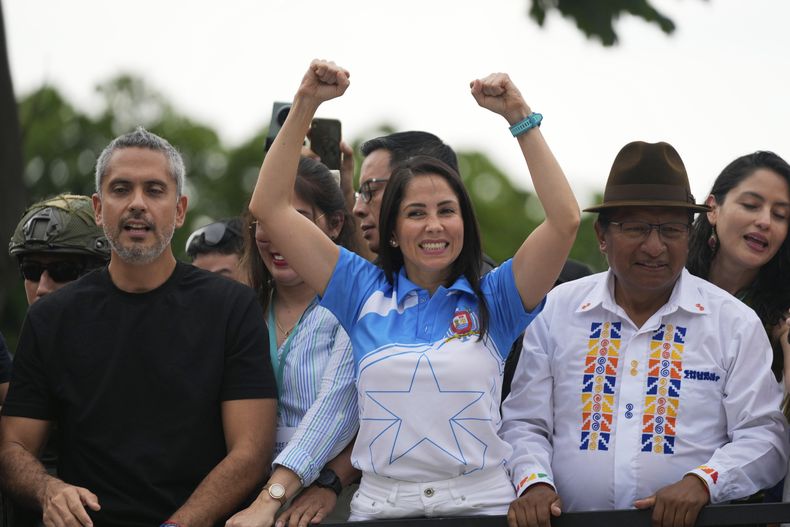 Luisa González, candidata presidencial del movimiento Revolución Ciudadana, levanta los puños en un acto de campaña en Guayaquil, Ecuador, el jueves 10 de abril de 2025. (AP Foto/Fernando Vergara)