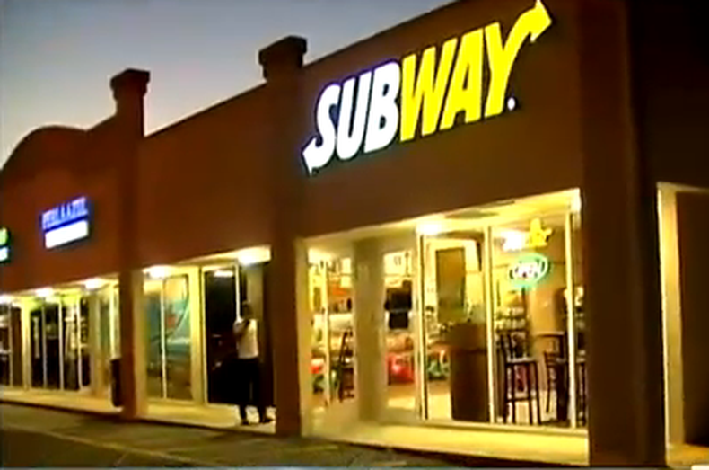 Hoy se reveló un video de seguridad con las impactantes imágenes del asalto a un Subway de Hialeah