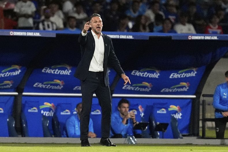 El técnico de Monterrey Martín Demichelis durante el partido contra Cruz Azul en la Liga MX, el sábado 8 de marzo de 2025. (AP Foto/Eduardo Verdugo)