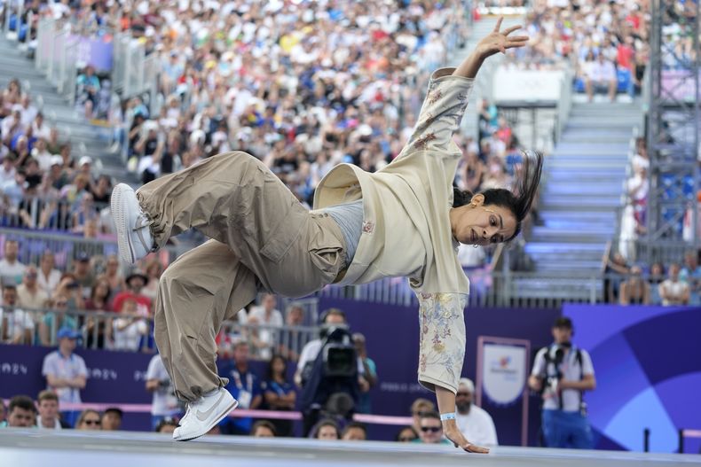 La marroquí Fatima Zahra El Mamouny o B-Girl Elmamouny, compite en el breaking de los Juegos Olímpicos de París, el viernes 9 de agosto de 2024. (AP Foto/Frank Franklin)