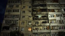 Un edificio residencial dañado tras un ataque ruso en Kiev, Ucrania, el sábado 24 de mayo de 2025. (AP Foto/Alex Babenko)