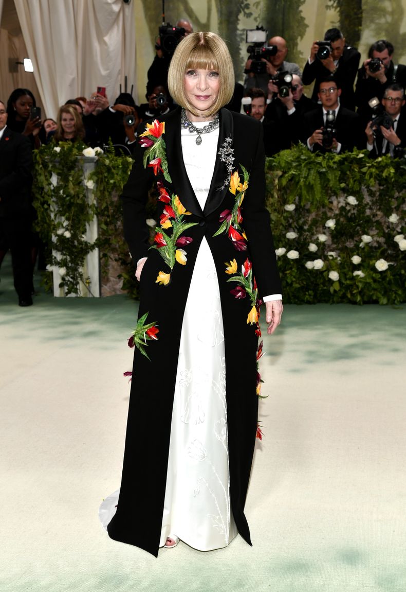 Anna Wintour llega a la gala benéfica del Instituto del Vestido del Museo Metropolitano de Arte para celebrar la inauguración de la exposición Sleeping Beauties: Reawakening Fashion el lunes 6 de mayo de 2024, en Nueva York. (Foto Evan Agostini/Invision/AP)