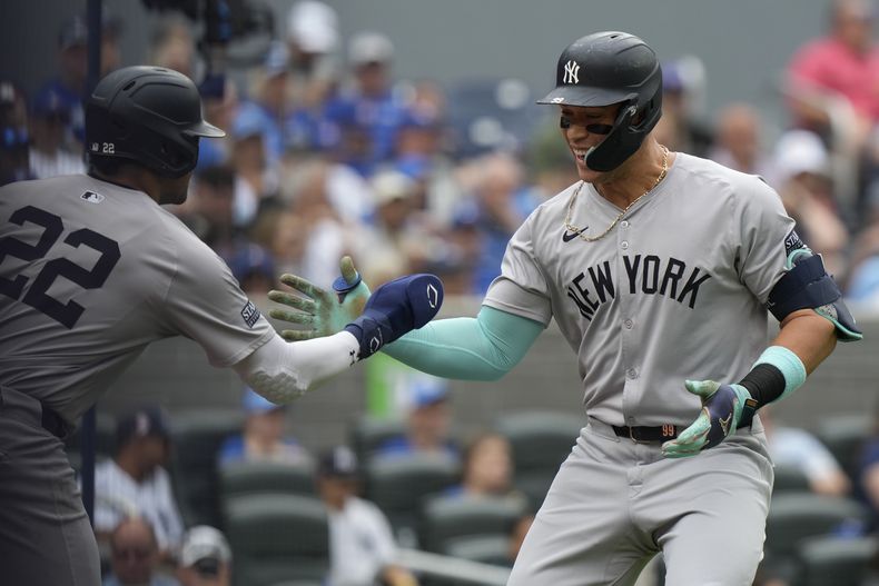 El jardinero de los Yankees de Nueva York Aaron Judge celebra su jonrón de dos carreras con su compañero Juan Soto en el duelo ante los Azulejos de Toronto del domingo 30 de junio del 2024. (Frank Gunn/The Canadian Press via AP)