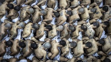 ARCHVO - Esta fotografía facilitada por la oficina de prensa de la Presidencial de El Salvador muestra a numerosos reclusos identificados por las autoridades como miembros de pandillas, en el Centro de Confinamiento del Terrorismo en Tecoluca, El Salvador, el 15 de marzo de 2023. (Oficina de prensa de la Presidencia de El Salvador vía AP, Archivo)