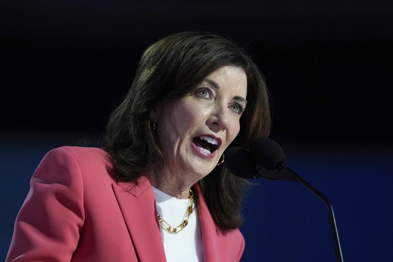 ARCHIVO - La gobernadora de Nueva York, Kathy Hochul, durante la Convención Nacional Demócrata en Chicago, el 19 de agosto de 2024. (AP Foto/Paul Sancya, Archivo)