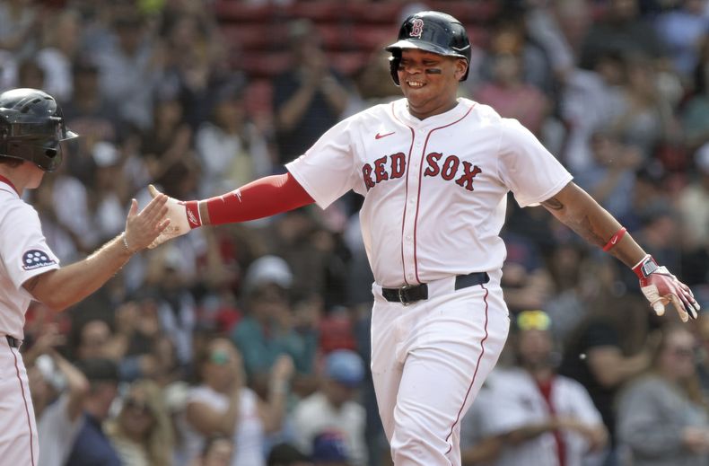 Rafael Devers de los Medias Rojas de Boston luego de conectar un jonrón ante los Rangers de Texas, el jueves 8 de mayo de 2025, en Boston. (AP Foto/Jim Davis)