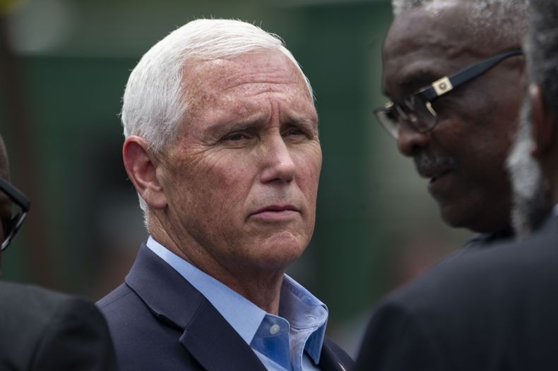 El exvicepresidente y aspirante a la candidatura republicana Mike Pence sale de un acto en Washington, 24 de junio de 2023. Pence visitó sorpresivamente Ucrania el jueves 29 de junio de 2023. (AP Foto/Kevin Wolf)