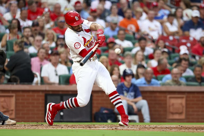 Tommy Pham de los Cardenales de San Luis batea un jonrón de dos carreras en la segunda entrada ante los Rays de Tampa Bay el martes 6 de agosto del 2024. (AP Foto/Scott Kane)