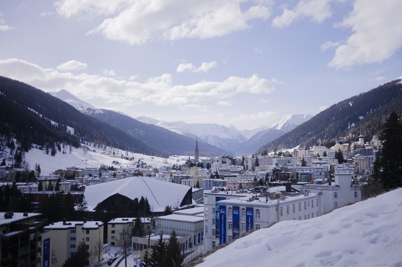 En la imagen, vista de las montañas que rodean Davos, donde se celebra el Foro Económico Mundial, en Suiza, el 19 de enero de 2024. (AP Foto/Markus Schreiber)