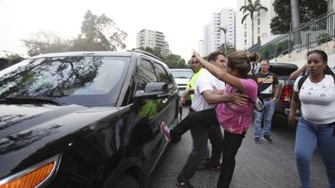Facciones rivales se lanzan a las calles en Venezuela