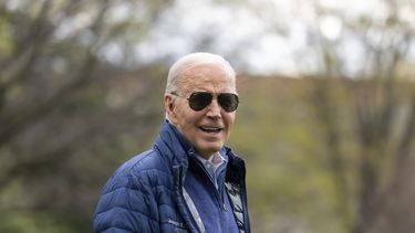El presidente de EEUU, Joe Biden, camina hacia el helicóptero Marine One en los jardines de la Casa Blanca el viernes 5 de abril de 2024 en Washington. (AP Foto/Alex Brandon)