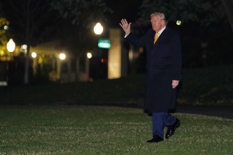 El presidente Donald Trump antes de subirse al helicóptero presidencial Marine One en la Casa Blanca en Washington el 14 de noviembre del 2025. (AP foto/Allison Robbert)