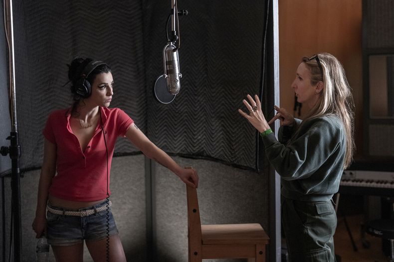 En esta imagen proporcionada por Focus Features la directora Sam Taylor-Johnson, derecha, con la actriz Marisa Abela en el set de Back to Black. (Focus Features vía AP)