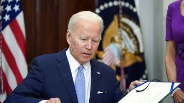Biden y demócratas presionan para prohibir armas de asalto