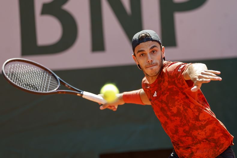Francisco Cerúndolo devuelve ante Holger Rune en los octavos de final del Abierto de Francia, el lunes 5 de junio de 2023. (AP Foto/Jean-Francois Badias)