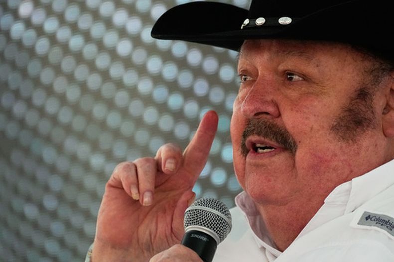 El cantante mexicano Ramón Ayala ofrece una conferencia de prensa en la Ciudad de México el jueves 17 de septiembre de 2026. (Foto AP/Marco Ugarte)