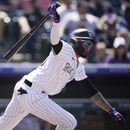 Harold Castro, de los Rockies de Colorado, pega un sencillo ante los Diamondbacks de Arizona, el domingo 30 de abril de 2023, en Denver. (AP Foto/David Zalubowski)