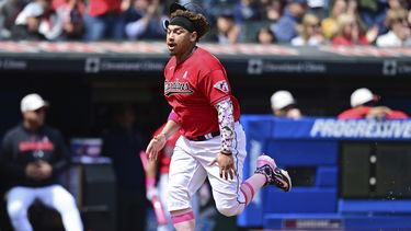 Josh Naylr de los Guardianes de Cleveland anotar una carrera ante los Angelinos de Los Ángeles, el domingo 14 d emayo de 2023. (AP Foto/David Dermer)