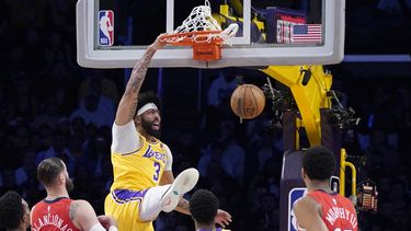 LeBron y Davis lideran a los nuevos Lakers ante los Pelicans