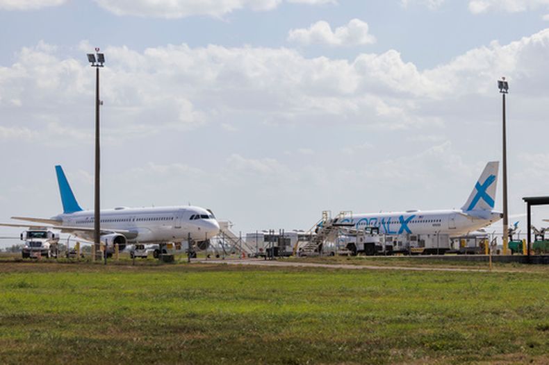 ARCHIVO - Aviones utilizados para vuelos de deportación de migrantes permanecen en el Aeropuerto Internacional Valley, el 31 de agosto de 2025, en Harlingen, Texas. (Foto AP/Michael Gonzalez, archivo)