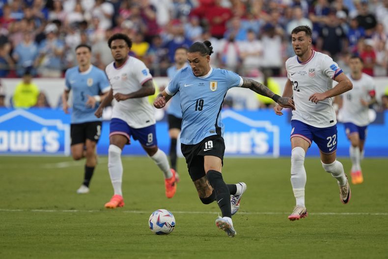 El atacante uruguayo Darwin Núñez avanza con el balón en el partido contra Estados Unidos por el Grupo C de la Copa América, el lunes 1 de julio de 2024, en Kansas City, Missouri. (AP Foto/Ed Zurga)
