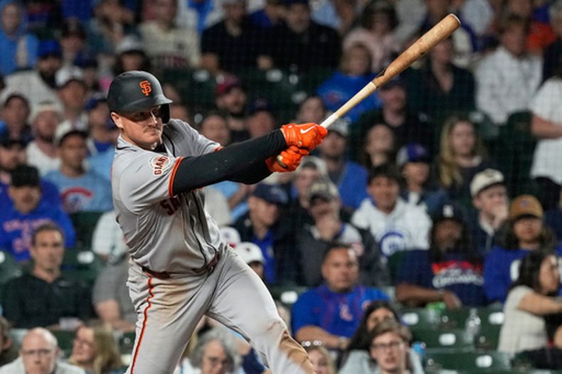 Matt Chapman, de los Gigantes de San Francisco, batea un sencillo productor de la carrera de la victoria en la 10ma entrada del juego de béisbol de Grandes Ligas contra los Cachorros de Chicago, el domingo 7 de junio de 2026, en Chicago. (AP Foto/Nam Y. Huh)