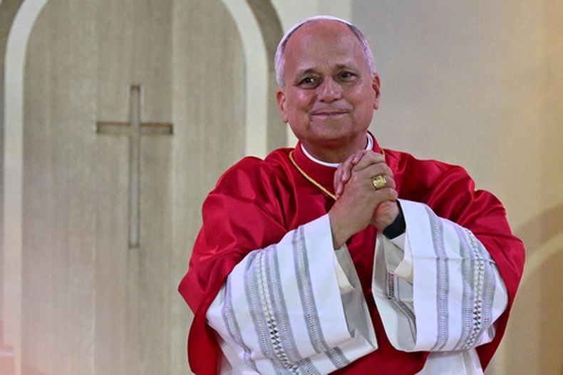 El papa León XIV saluda durante una vigilia de oración con jóvenes en el Stade de France en Saint-Denis, cerca de París, el 25 de septiembre de 2026. (Foto AP/Emma Da Silva)