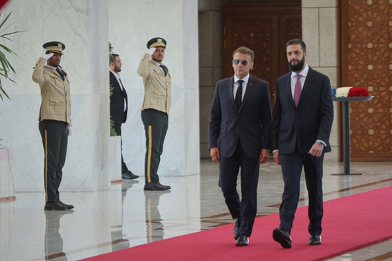 El presidente de Siria, Ahmad al-Sharaa, a la derecha, recibe al presidente de Francia, Emmanuel Macron, en el palacio presidencial en Damasco, Siria, el martes 7 de julio de 2026. (AP Foto/Ghaith Alsayed)
