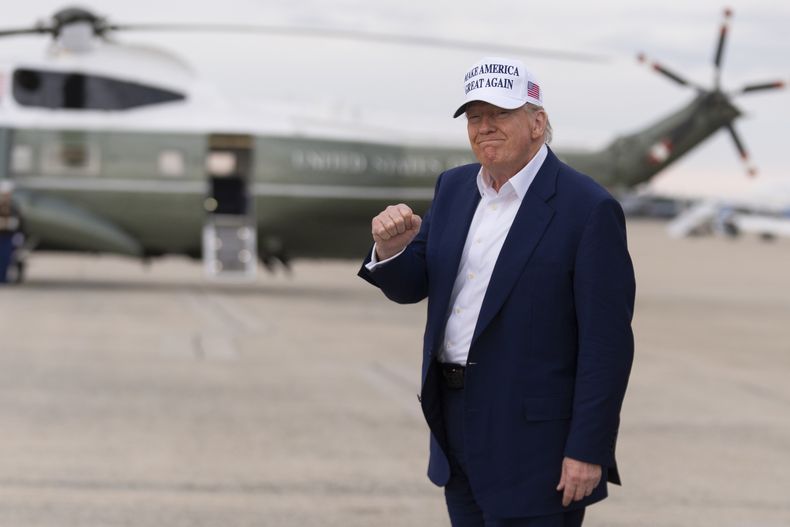 El presidente Donald Trump cierra un puño a su llegada a la Base Conjunta Andrews en el Air Force One, el domingo 25 de mayo de 2025, en Maryland. (AP Foto/Manuel Balce Ceneta)