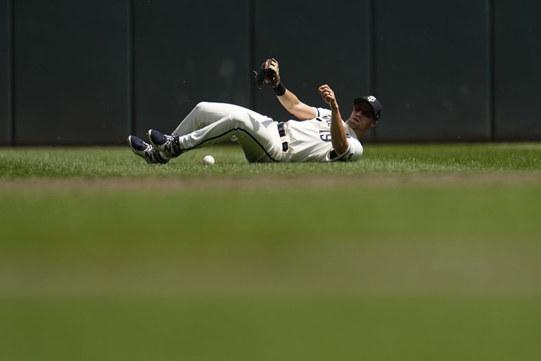 Alex Kirilloff, de los Mellizos de Minnesota, yace en el campo después de fallar en su intento de atrapar una pelota en un sencillo productor de dos carreras de Alejandro Kirk, de los Azulejos de Toronto, durante la segunda entrada del juego de béisbol, el domingo 28 de mayo de 2023, en Minneapolis. (AP Foto/Abbie Parr)