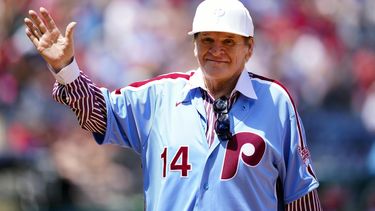 ARCHIVO - Foto del 7 de agosto del 2022, el exjugador de los Filis de Filadelfia Pete Rose saluda a los aficionados. (AP Foto/Matt Rourke, Archivo)