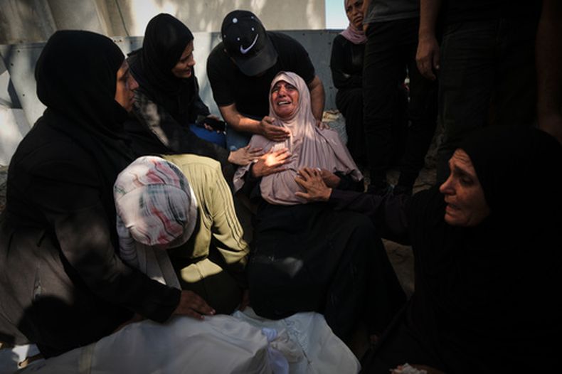 Dolientes asiste al funeral de varios palestinos muertos en un ataque aéreo lanzado el día anterior por el ejército israelí contra un café en el puerto de Gaza, en el hospital Shifa de Ciudad de Gaza, el miércoles 19 de agosto de 2026. (AP Foto/Jehad Alshrafi)