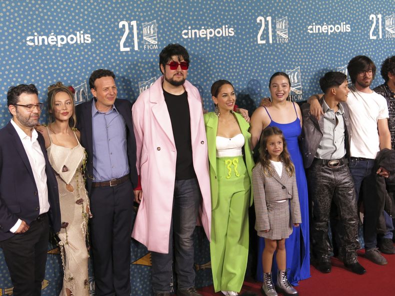 El elenco y equipo de producción Perdidos en la noche posa en la alfombra roja de la película en el Festival Internacional de Cine de Morelia en Morelia, México, el domingo 22 de octubre de 2023. (Foto AP /Berenice Bautista)