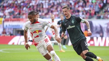 Christopher Nkunku (izquierda) de Leipzig y Marco Friedl del Werder Bremen pugnan por un balón en el partido de la Bundesliga, el domingo 14 de mayo de 2023. (Jan Woitas/dpa vía AP)