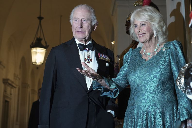 El rey Carlos III de Inglaterra y la reina Camila llegan a la cena en el Palacio Quirinale en Roma, el 9 de abril del 2025. (AP foto/Andrew Medichini)