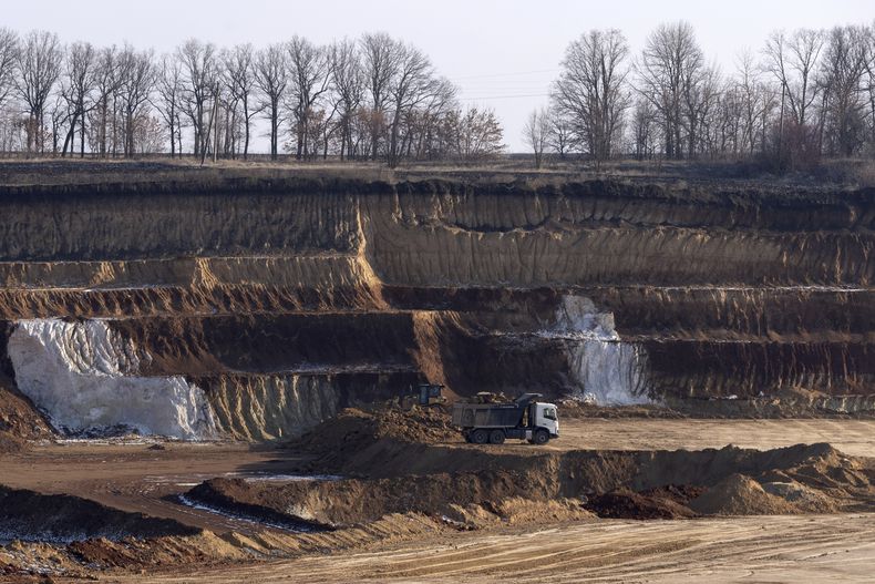 Un camión transporta una carga en una mina de ilmenita en Kirovohrad, en el centro de Ucrania, el miércoles 12 de febrero de 2025. (AP Foto/Efrem Lukatsky)