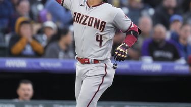 El dominicano Ketel Marte, de los Diamondbacks de Arizona, festeja tras conectar un jonrón en el juego del viernes 28 de abril de 2023, ante los Rockies de Colorado (AP Foto/David Zalubowski)