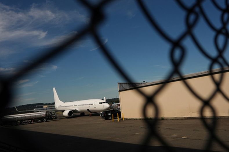 ARCHIVO - Un vuelo del Servicio de Inmigración y Control de Aduanas (ICE, por sus siglas en inglés) despega del Aeropuerto Internacional del Condado King-Boeing Field, el 23 de agosto de 2025, en Seattle. (Foto AP/Lindsey Wasson, archivo)