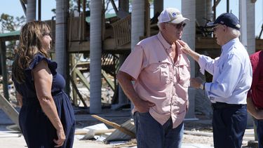 El presidente Joe Biden (der) en un paseo por zonas impactadas por el huracán Helene, en Keaton Beach, Florida, el 3 de octubre del 2024. (Foto AP/Susan Walsh)