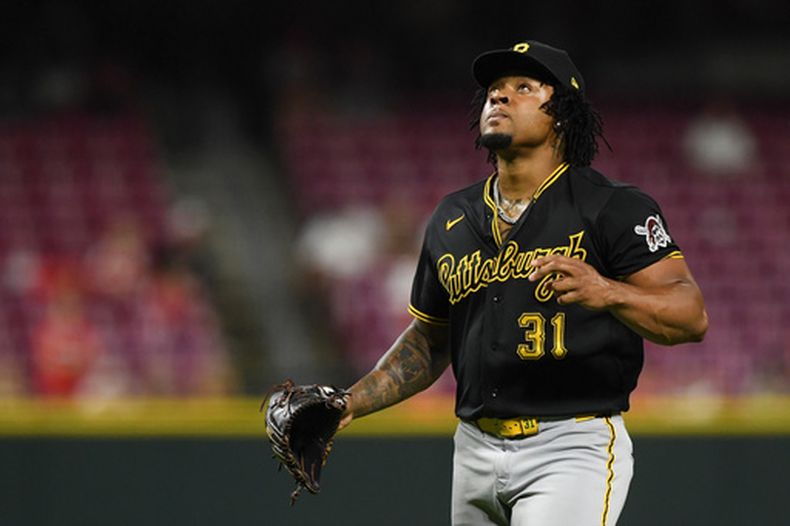 El dominicano Gregory Soto, de los Piratas de Pittsburgh, festeja tras poner fin al duelo ante los Rojos de Cincinnati, el sábado 1 de agosto de 2026 (AP Foto/Tanner Pearson)