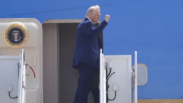 El presidente de Estados Unidos, Donald Trump, sube al Air Force One en la Base Conjunta Andrews, Maryland, para viajar a Riad, Arabia Saudí, el lunes 12 de mayo de 2025. (AP Foto/Manuel Balce Ceneta)