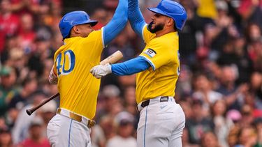 Wilyer Abreu, de los Medias Rojas de Boston (derecha), es felicitado por Willson Contreras tras conectar un jonrón solitario en la tercera entrada de un partido de béisbol contra los Rays de Tampa Bay, el sábado 18 de julio de 2026, en Boston. (Foto AP/Charles Krupa)