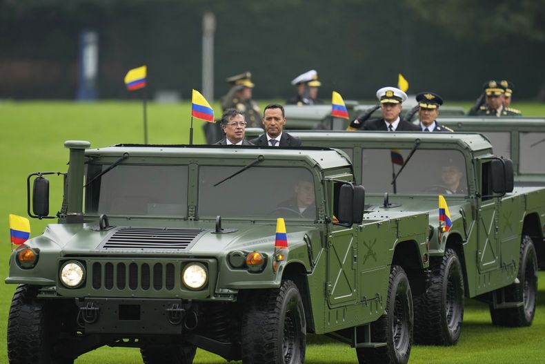El presidente de Colombia, Gustavo Petro, a la izquierda, y su nuevo ministro de Defensa, Pedro Sanchez, pasan revista a las tropas en una ceremonia militar en la que Sánchez tomó el mando formalmente en Bogotá, Colombia, el martes 11 de marzo de 2025. (AP Foto/Fernando Vergara)