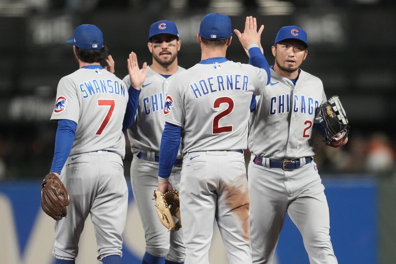 Dansby Swanson, Mike Tauchman, Nico Hoerner y Seiya Suzuki, de los Cachorros de Chicago, festejan la victoria sobre los Gigantes de San Francisco, el viernes 9 de junio de 2023 (AP Foto/Jeff Chiu)