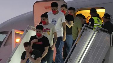 Migrantes deportados hace meses por el gobierno estadounidense a El Salvador llegan al Aeropuerto Internacional Simón Bolívar en Maiquetía, Venezuela, el 18 de julio de 2025. (AP Foto/Ariana Cubillos)