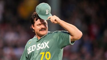 Payton Tolle, abridor de los Medias Rojas de Boston, se quita la gorra para agradecer una atrapada de Ceddanne Rafaela en el duelo ante los Atléticos, el viernes 7 de agosto de 2026 (AP Foto/Charles Krupa)